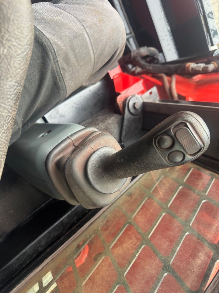 Manitou 1350 R - Мини-погрузчик с бортовым поворотом: фото 5 Manitou 1350 R - Мини-погрузчик с бортовым поворотом: фото 5