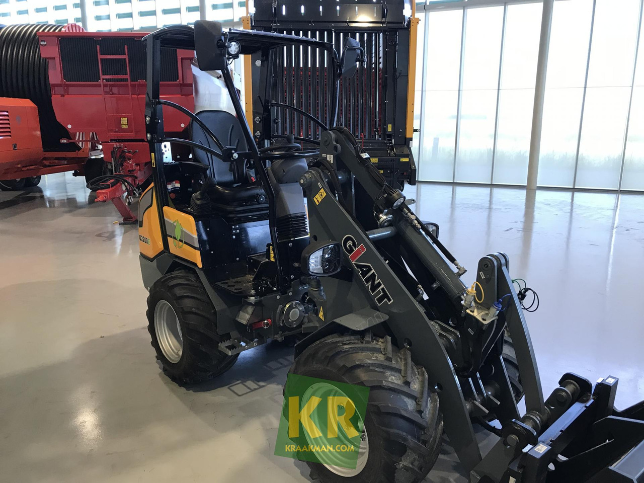 G2200E Giant  - Компактный фронтальный погрузчик: фото 2 G2200E Giant  - Компактный фронтальный погрузчик: фото 2