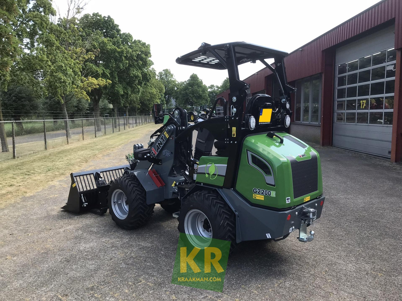 G2200E Giant - Компактный фронтальный погрузчик: фото 5 G2200E Giant - Компактный фронтальный погрузчик: фото 5