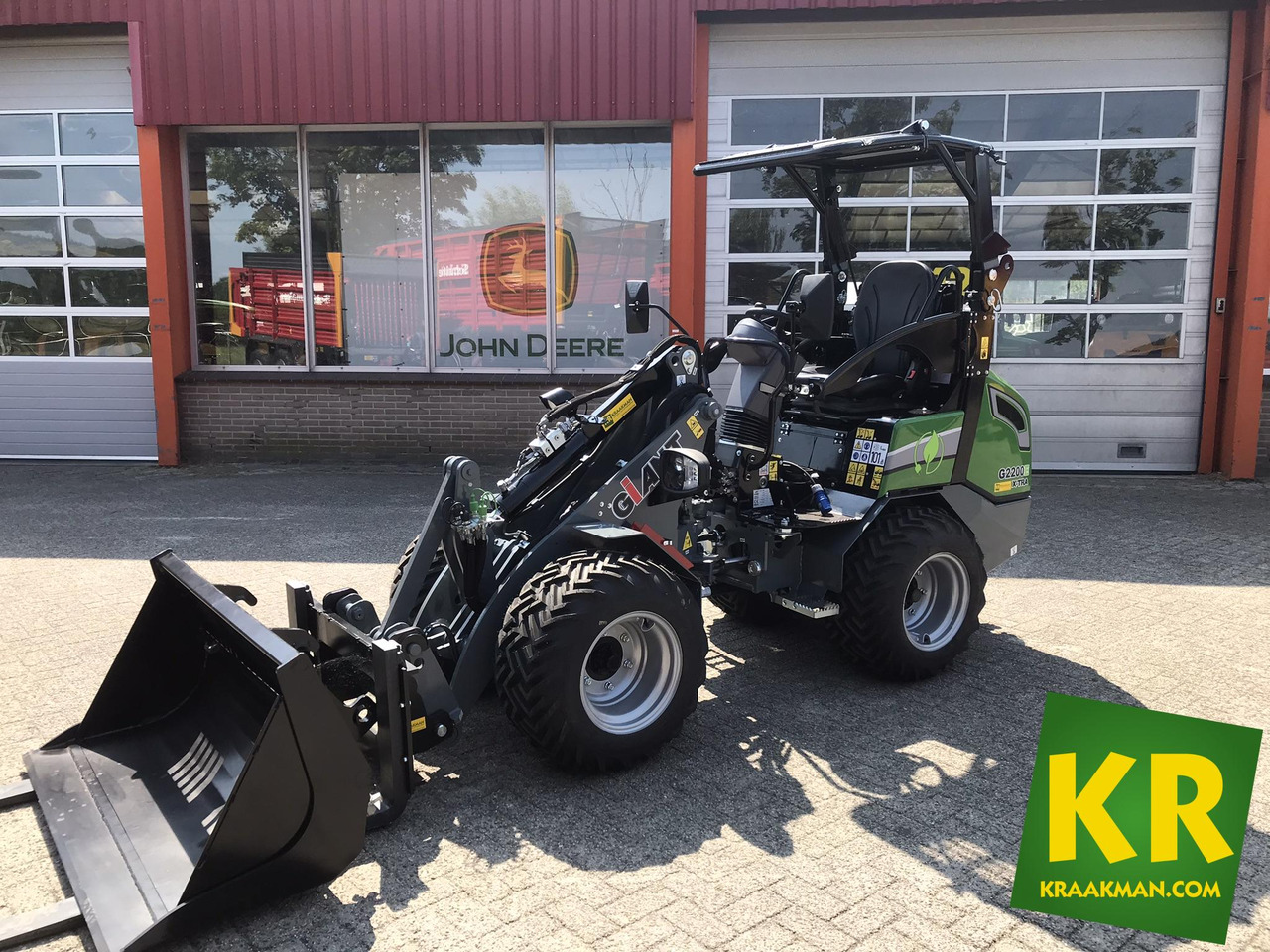 G2200E Giant - Компактный фронтальный погрузчик: фото 1 G2200E Giant - Компактный фронтальный погрузчик: фото 1
