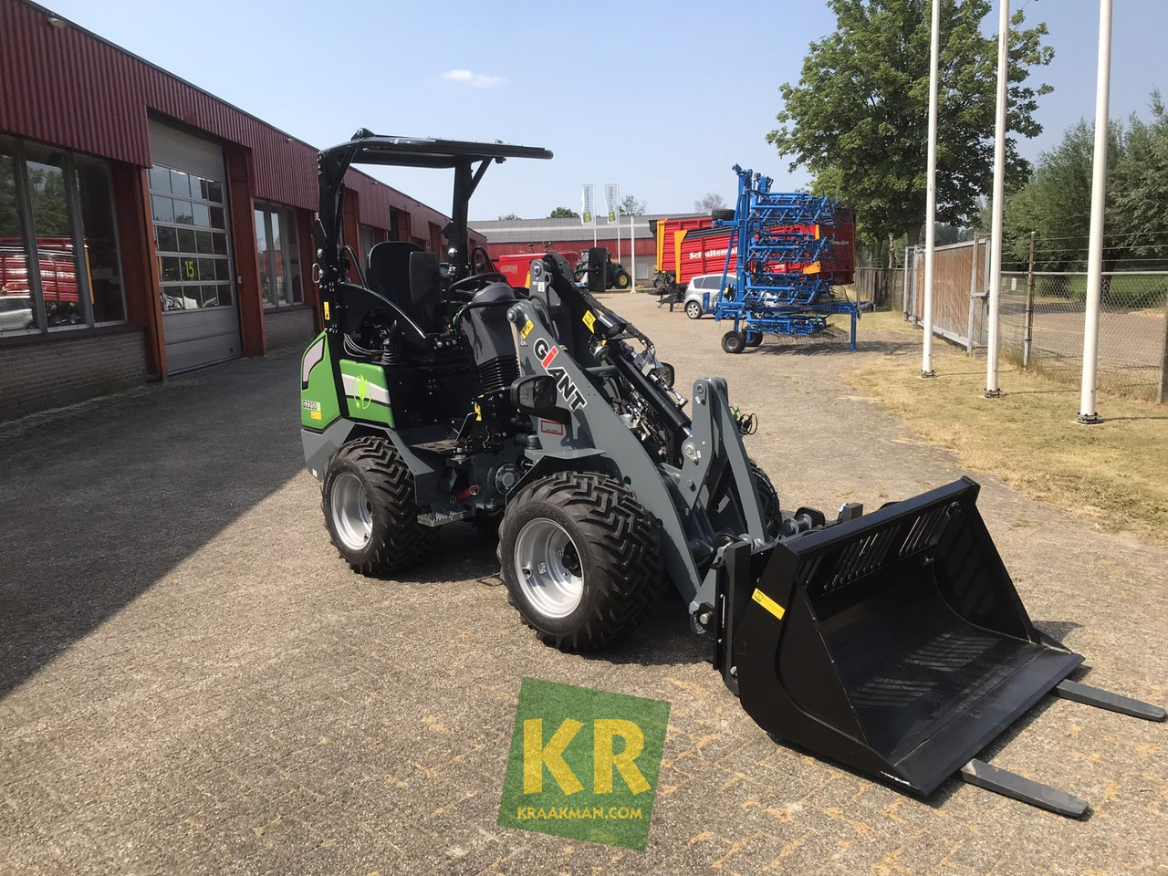 G2200E Giant - Компактный фронтальный погрузчик: фото 2 G2200E Giant - Компактный фронтальный погрузчик: фото 2