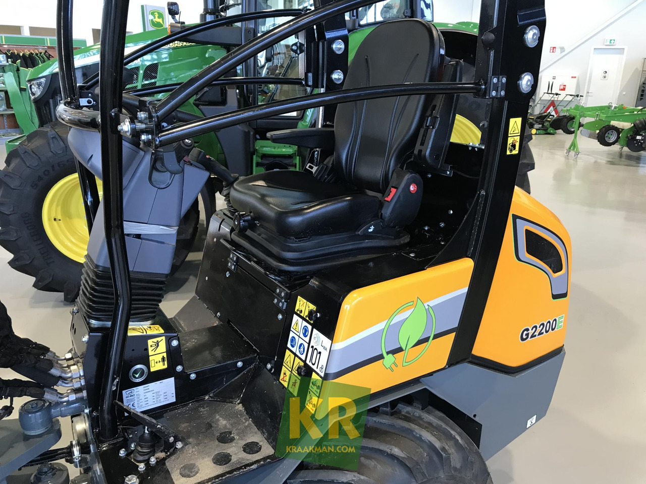 G2200E Giant  - Компактный фронтальный погрузчик: фото 3 G2200E Giant  - Компактный фронтальный погрузчик: фото 3