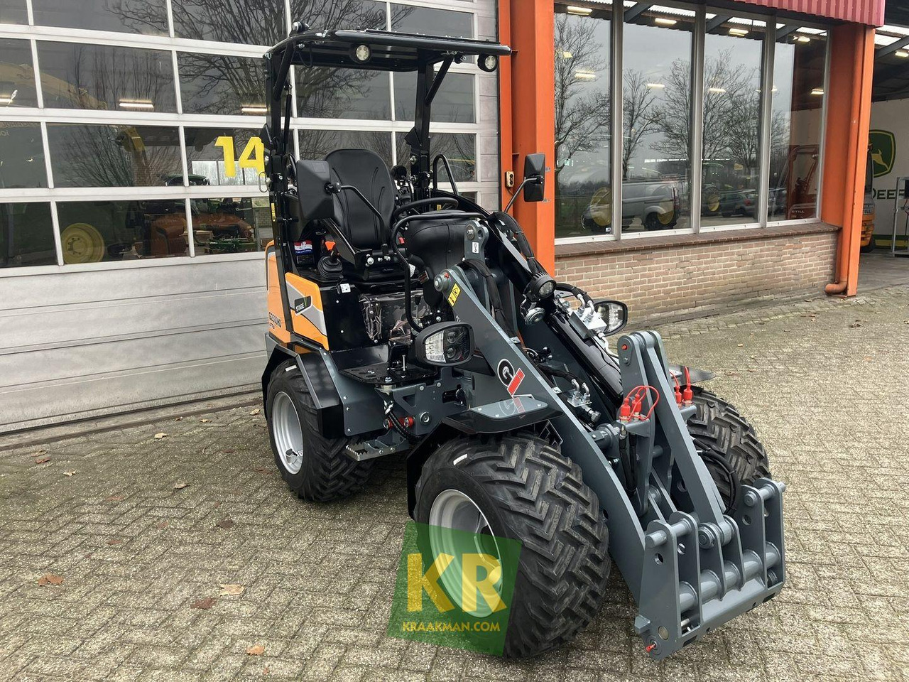 G2300 X-tra HD Giant - Компактный фронтальный погрузчик: фото 2 G2300 X-tra HD Giant - Компактный фронтальный погрузчик: фото 2