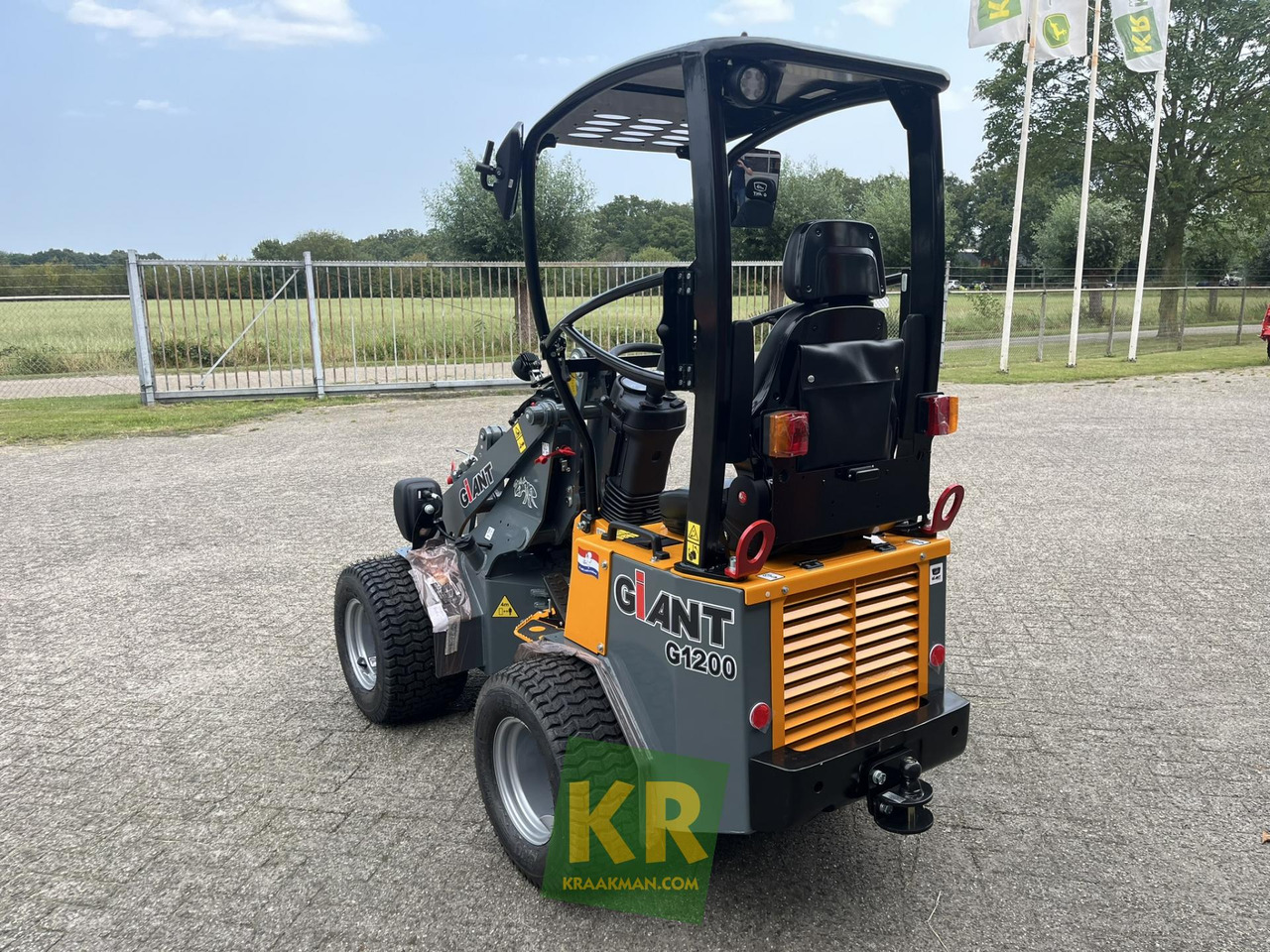 Giant G1200  - Компактный фронтальный погрузчик: фото 5 Giant G1200  - Компактный фронтальный погрузчик: фото 5