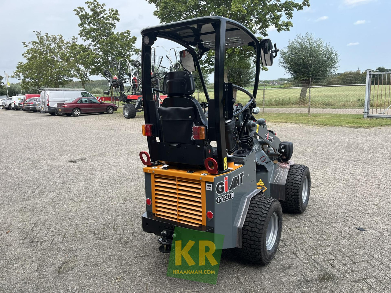 Giant G1200  - Компактный фронтальный погрузчик: фото 4 Giant G1200  - Компактный фронтальный погрузчик: фото 4