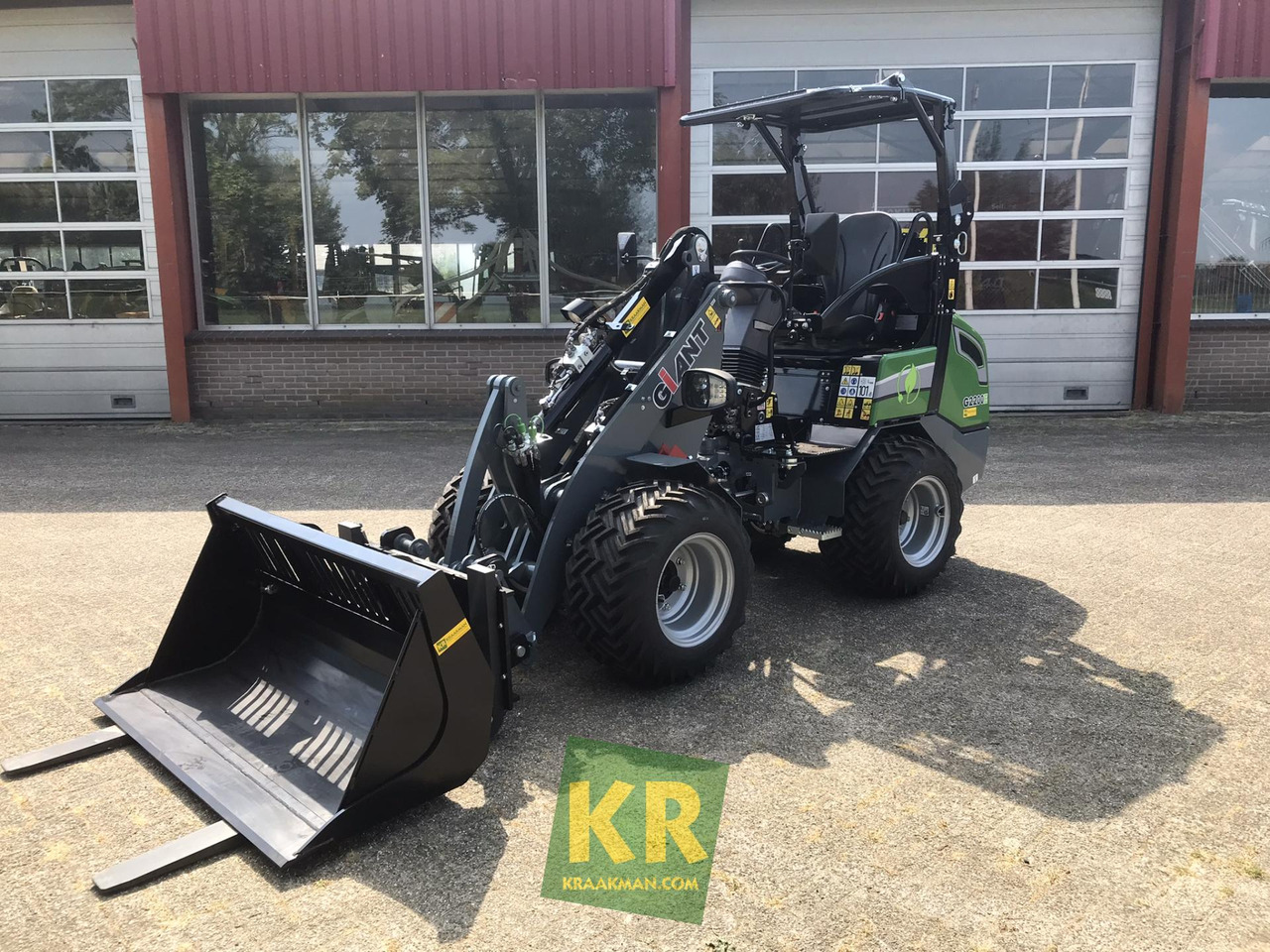Giant G2200E - Компактный фронтальный погрузчик: фото 1 Giant G2200E - Компактный фронтальный погрузчик: фото 1