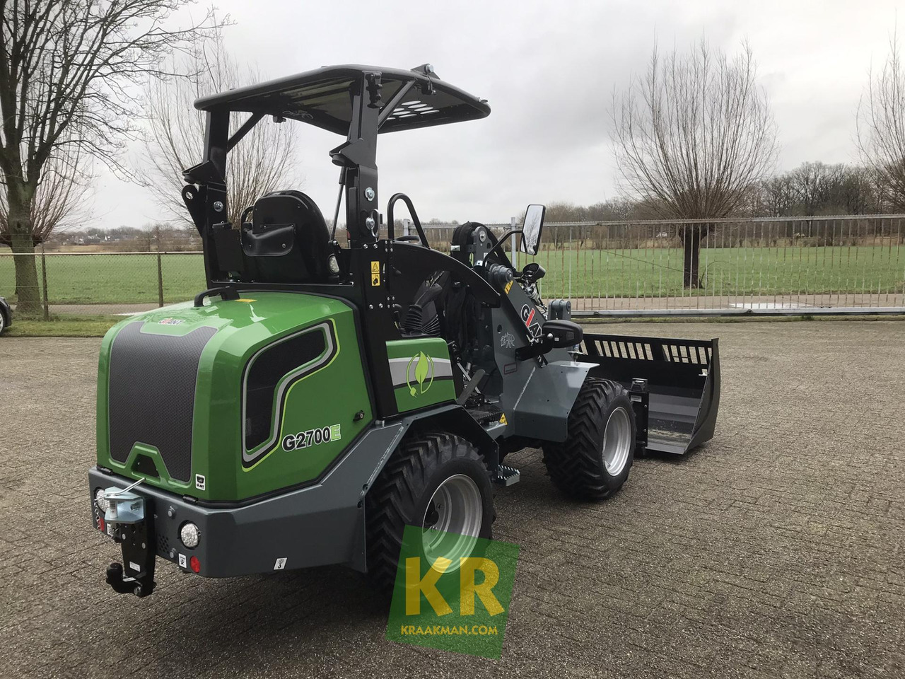 Giant G2700E  - Компактный фронтальный погрузчик: фото 4 Giant G2700E  - Компактный фронтальный погрузчик: фото 4