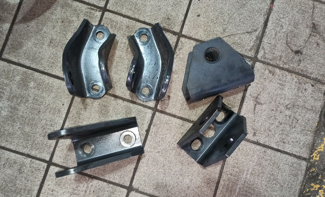 Wspornik Skrzyni Rozdzielczej Mercedes ATEGO ACTROS VG1400 VG1700 VG2000 VG2400 A 9412851640 A 9412851740 - Трансмиссия: фото 1 Wspornik Skrzyni Rozdzielczej Mercedes ATEGO ACTROS VG1400 VG1700 VG2000 VG2400 A 9412851640 A 9412851740 - Трансмиссия: фото 1