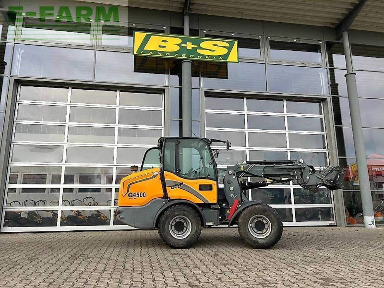 Giant g4500 tele - Мини-экскаватор: фото 1 Giant g4500 tele - Мини-экскаватор: фото 1