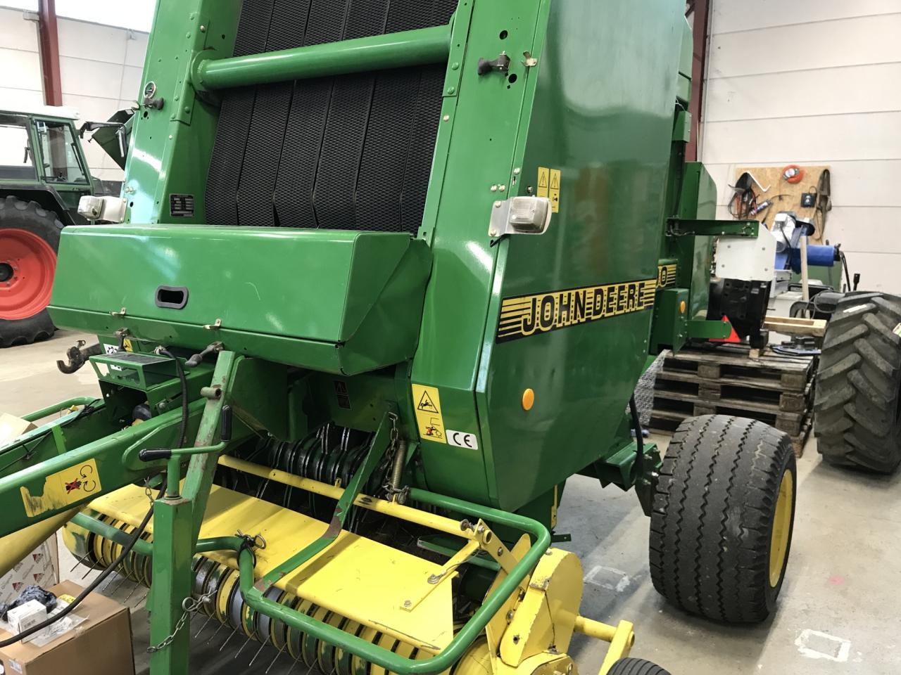John Deere 590 - Пресс-подборщик тюковый: фото 1 John Deere 590 - Пресс-подборщик тюковый: фото 1