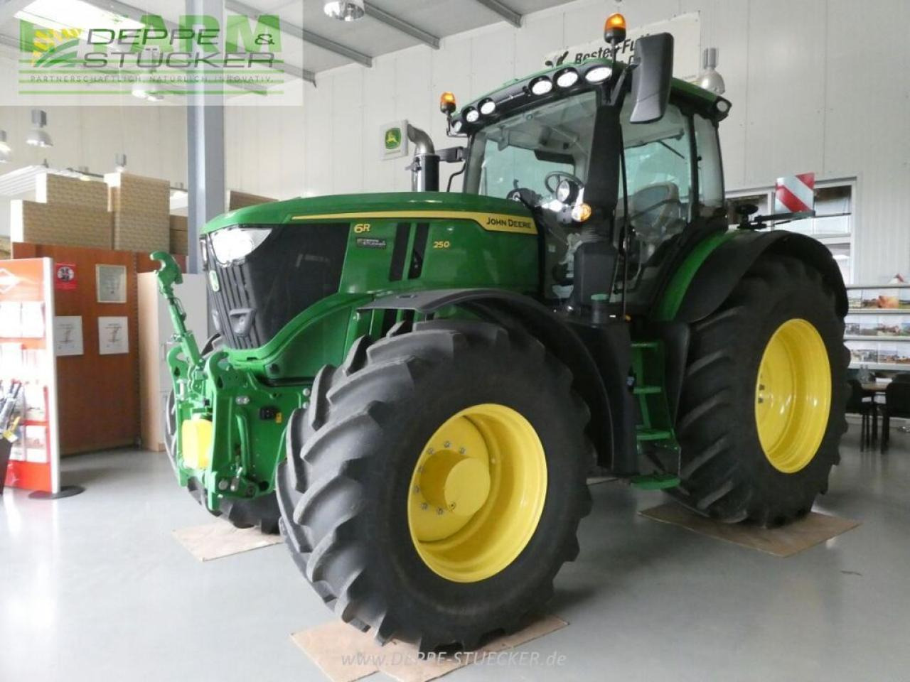 John Deere 6r 250 - Трактор: фото 2 John Deere 6r 250 - Трактор: фото 2