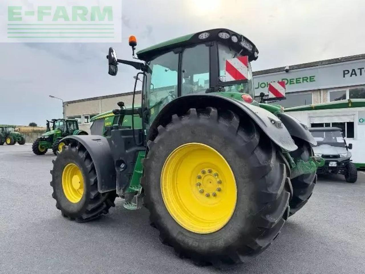 John Deere 6r215 - Трактор: фото 2 John Deere 6r215 - Трактор: фото 2