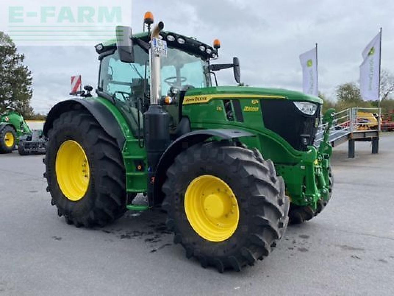 John Deere 6r215 - Трактор: фото 3 John Deere 6r215 - Трактор: фото 3