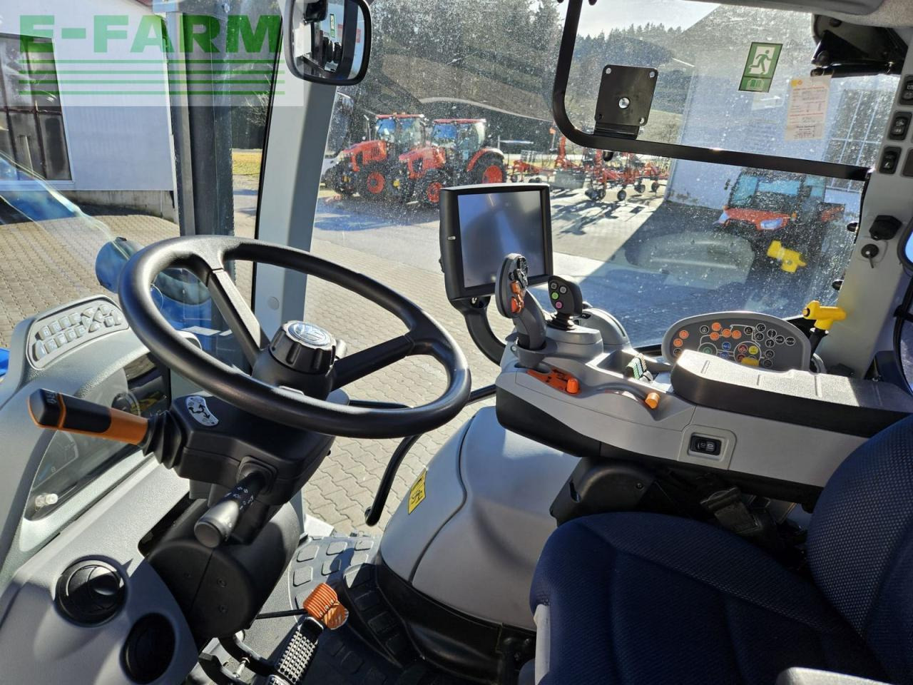 New Holland t6.180 dynamic command sidewinder ii SideWinder II - Трактор: фото 3 New Holland t6.180 dynamic command sidewinder ii SideWinder II - Трактор: фото 3