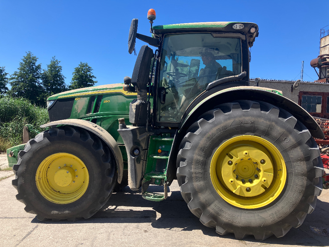 John Deere 6R250 - Трактор: фото 2 John Deere 6R250 - Трактор: фото 2