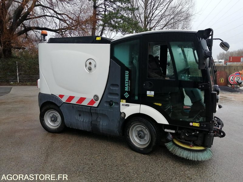 BALAYEUSE - MATHIEU - AZURA FLEX - 2020 / 4222 HEURES - Подметально-уборочная машина: фото 1 BALAYEUSE - MATHIEU - AZURA FLEX - 2020 / 4222 HEURES - Подметально-уборочная машина: фото 1