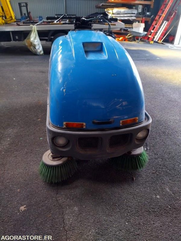 Balayeuse aspiratrice de trottoirs TENNANT LITTER HAWK 4100 - Подметально-уборочная машина: фото 5 Balayeuse aspiratrice de trottoirs TENNANT LITTER HAWK 4100 - Подметально-уборочная машина: фото 5