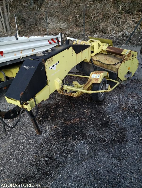 Balayeuse tractée RABAUD - 2008 - 7011MY04 - Подметально-уборочная машина: фото 2 Balayeuse tractée RABAUD - 2008 - 7011MY04 - Подметально-уборочная машина: фото 2