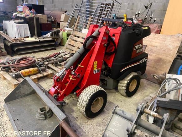 Ditch-Witch DITCH WITCH ZHAN R300 - Траншеекопатель: фото 1 Ditch-Witch DITCH WITCH ZHAN R300 - Траншеекопатель: фото 1