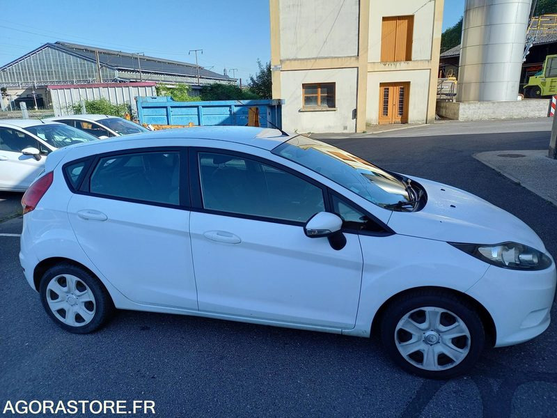 FORD FIESTA TDCI 70 FAP TREND 5 portes - Легковой автомобиль: фото 2 FORD FIESTA TDCI 70 FAP TREND 5 portes - Легковой автомобиль: фото 2