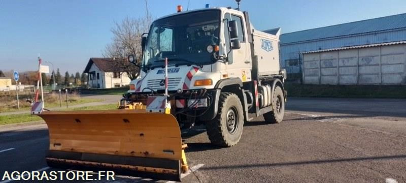 Mercedes UNIMOG U300 - lame de déneigement / saleuse - 2011- 24300 kms - Грузовик: фото 2 Mercedes UNIMOG U300 - lame de déneigement / saleuse - 2011- 24300 kms - Грузовик: фото 2