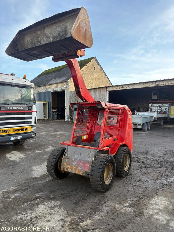 JCB 400 - Мини-погрузчик с бортовым поворотом: фото 1 JCB 400 - Мини-погрузчик с бортовым поворотом: фото 1