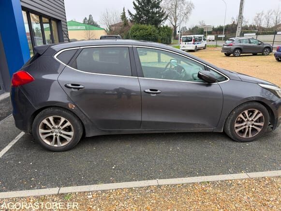 Хэтчбек KIA CEE-D: фото 22
