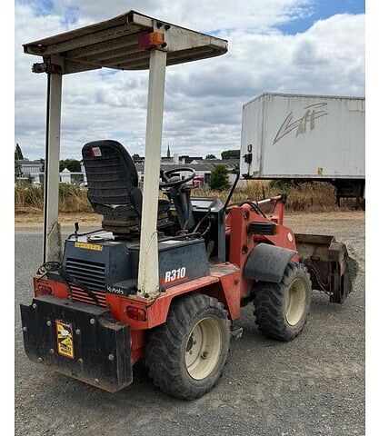Kubota R310 - Компактный фронтальный погрузчик: фото 3 Kubota R310 - Компактный фронтальный погрузчик: фото 3