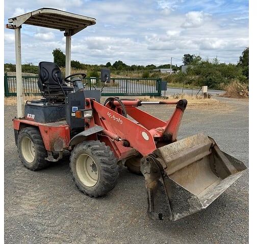Kubota R310 - Компактный фронтальный погрузчик: фото 2 Kubota R310 - Компактный фронтальный погрузчик: фото 2