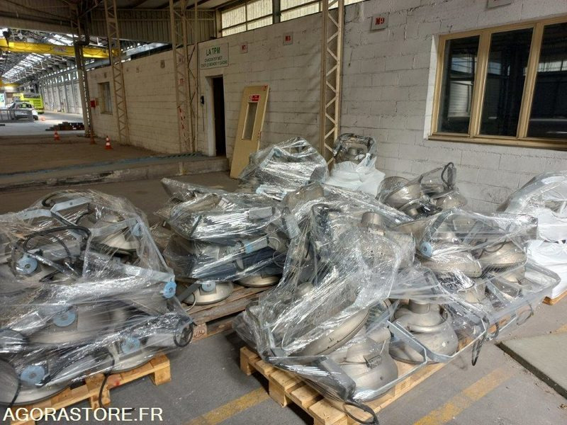 LOT DE 75 PROJECTEURS - ECLAIRAGE SPORTIF - Инструмент/ Оборудование: фото 5 LOT DE 75 PROJECTEURS - ECLAIRAGE SPORTIF - Инструмент/ Оборудование: фото 5