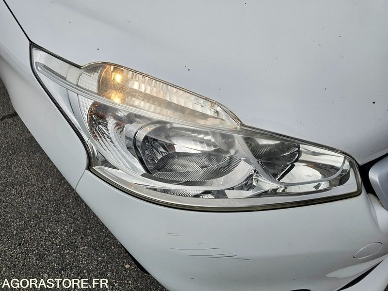 Легковой автомобиль Peugeot 208 - 2014 - 134673km - DH425TX: фото 20