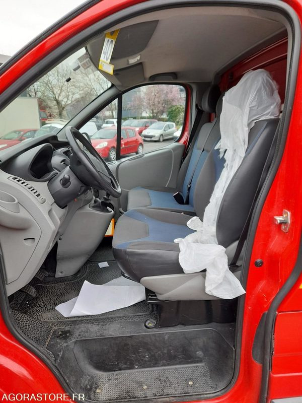 RENAULT Trafic II Fourgon Phase 2 L2H2 1200kg 2.0 dCi 16V 115 cv (MECA 563) - Цельнометаллический фургон: фото 2 RENAULT Trafic II Fourgon Phase 2 L2H2 1200kg 2.0 dCi 16V 115 cv (MECA 563) - Цельнометаллический фургон: фото 2