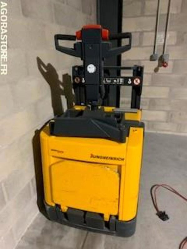 Transpalette électrique sur batteries déchargées. JUNGHEINRICH - Тележка: фото 1 Transpalette électrique sur batteries déchargées. JUNGHEINRICH - Тележка: фото 1