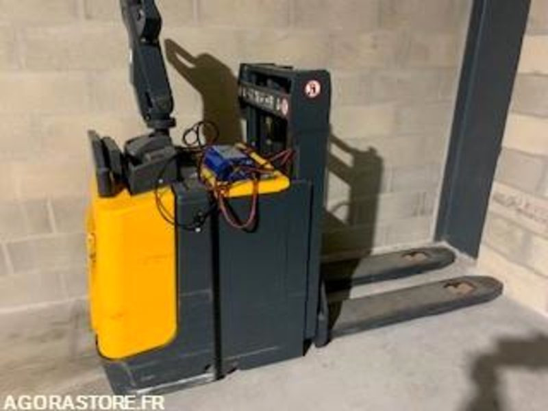 Transpalette électrique sur batteries déchargées. JUNGHEINRICH - Тележка: фото 2 Transpalette électrique sur batteries déchargées. JUNGHEINRICH - Тележка: фото 2