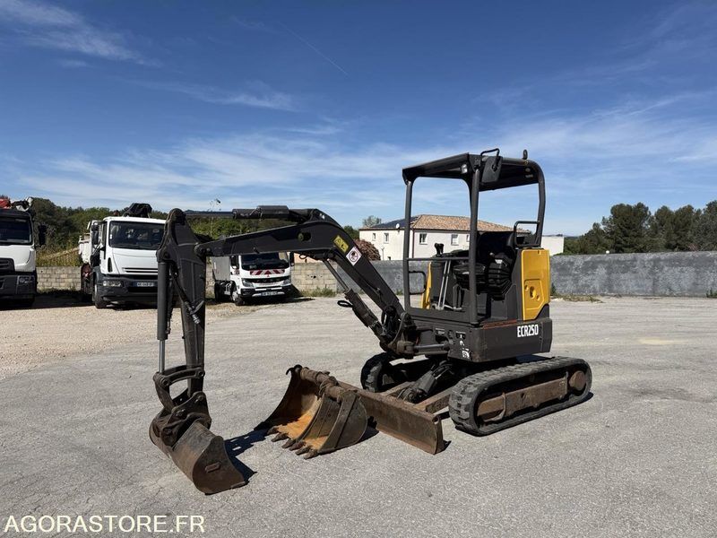 Volvo ECR25D - Мини-экскаватор: фото 1 Volvo ECR25D - Мини-экскаватор: фото 1