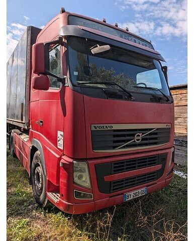 Volvo FH12 - Грузовик с закрытым кузовом: фото 1 Volvo FH12 - Грузовик с закрытым кузовом: фото 1
