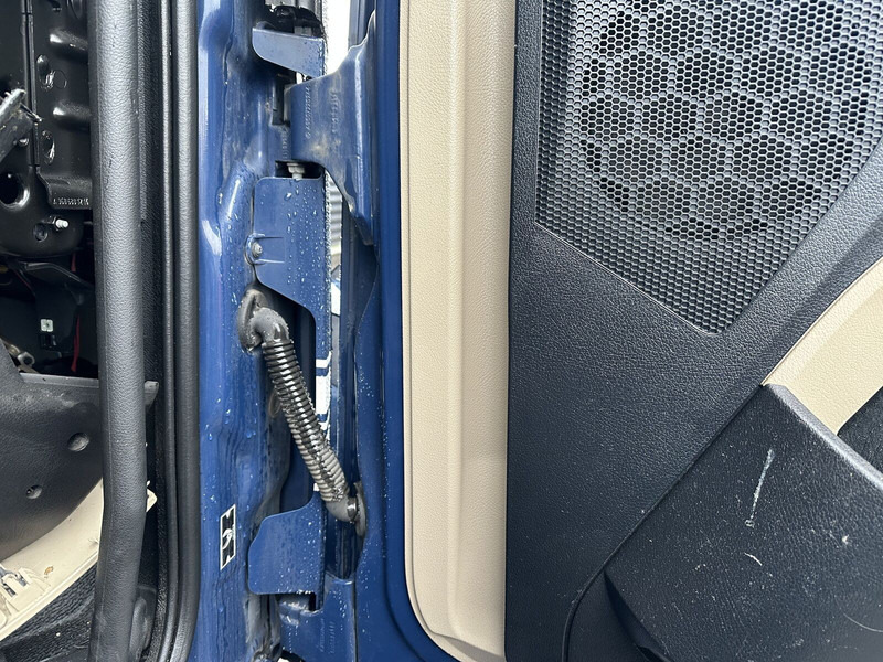 Mercedes-Benz right side low-roof cab doors - Дверь и запчасти для Грузовиков: фото 3 Mercedes-Benz right side low-roof cab doors - Дверь и запчасти для Грузовиков: фото 3