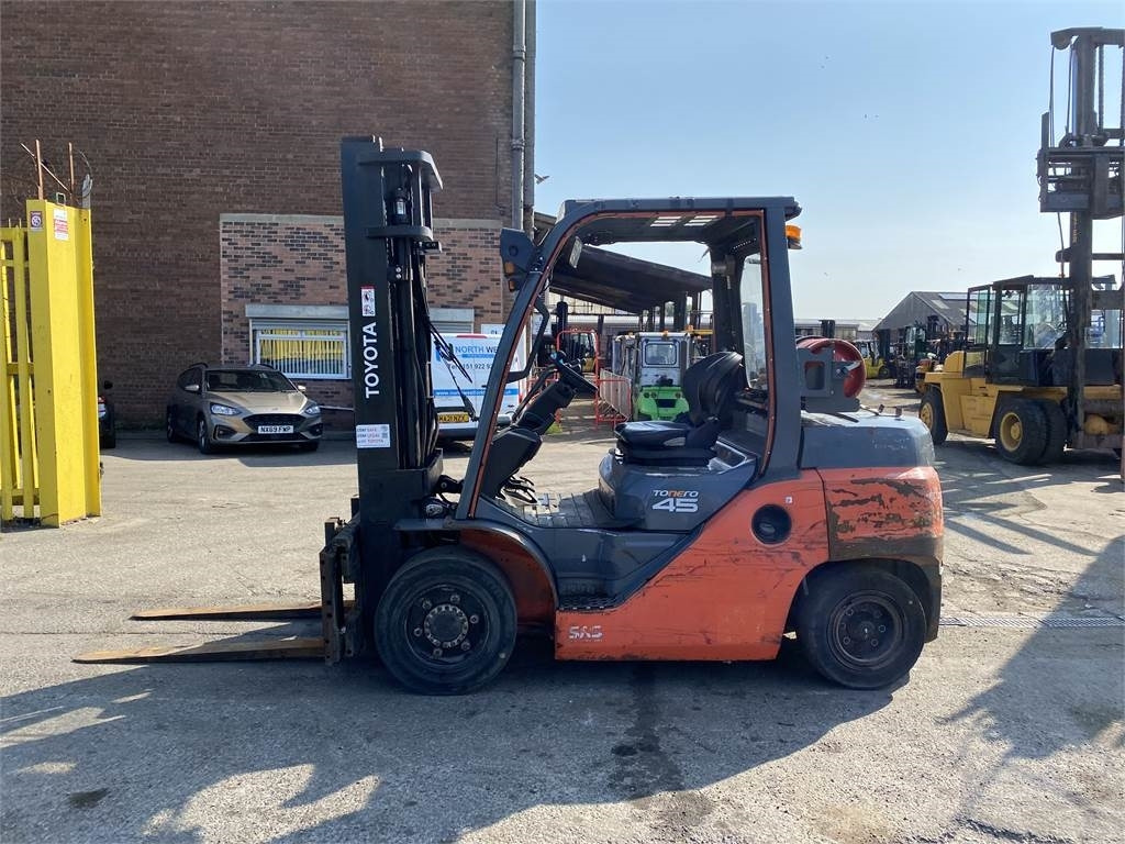 Toyota 8FG40N  - Газовый погрузчик: фото 1 Toyota 8FG40N  - Газовый погрузчик: фото 1