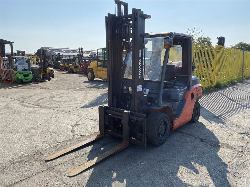 Toyota 8FG40N  - Газовый погрузчик: фото 2 Toyota 8FG40N  - Газовый погрузчик: фото 2