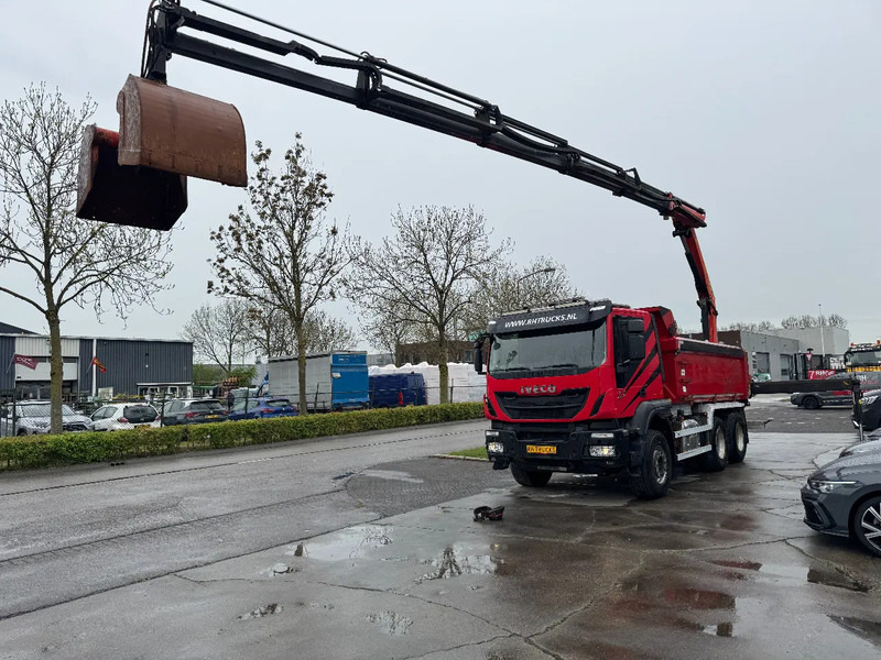 Iveco Trakker 500 6X4 EURO 6 KIPPER + PALFINGER PK18002 FULL STEEL - Самосвал, Автоманипулятор: фото 1 Iveco Trakker 500 6X4 EURO 6 KIPPER + PALFINGER PK18002 FULL STEEL - Самосвал, Автоманипулятор: фото 1