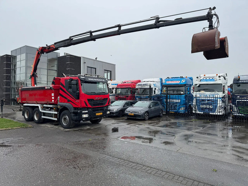 Iveco Trakker 500 6X4 EURO 6 KIPPER + PALFINGER PK18002 FULL STEEL - Самосвал, Автоманипулятор: фото 2 Iveco Trakker 500 6X4 EURO 6 KIPPER + PALFINGER PK18002 FULL STEEL - Самосвал, Автоманипулятор: фото 2