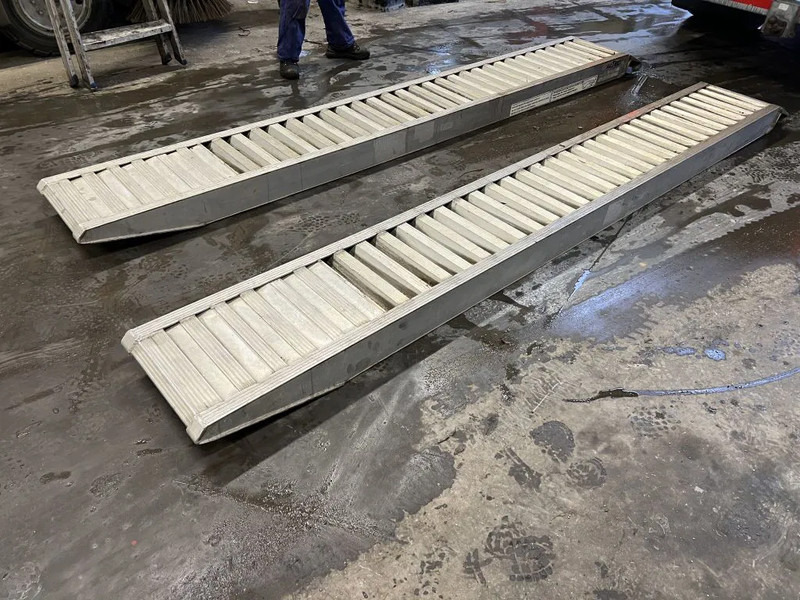 Altec OPRIJPLATEN (RAMPEN) 3,65 METER LANG - Навесное оборудование: фото 1 Altec OPRIJPLATEN (RAMPEN) 3,65 METER LANG - Навесное оборудование: фото 1