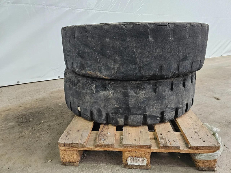 Michelin FULL RUBBER - Шина: фото 3 Michelin FULL RUBBER - Шина: фото 3