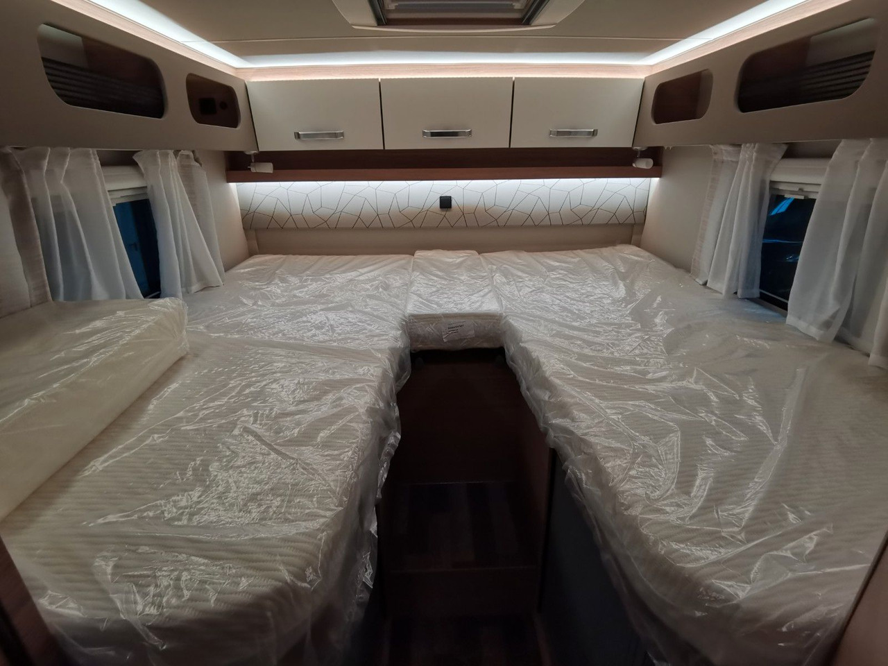 Полуинтегрированный автодом Weinsberg CARACOMPACT 600 MEG EDITION-PEPPER/ EINZELBETTEN: фото 18