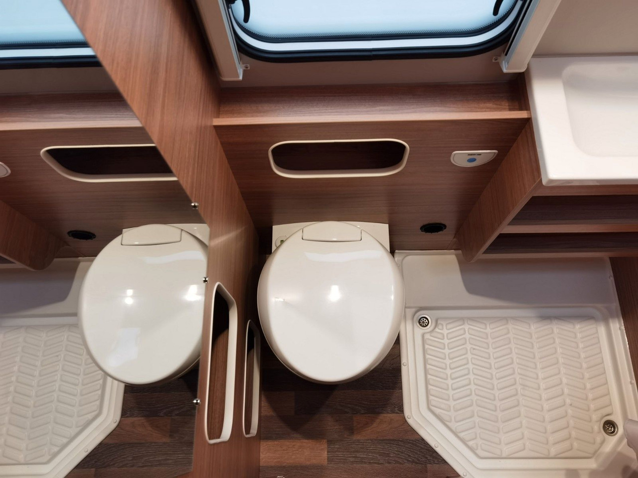 Альковный автодом Weinsberg CARAHOME 650 DG / 140 PS /  TOP - AUSSTATTUNG: фото 25