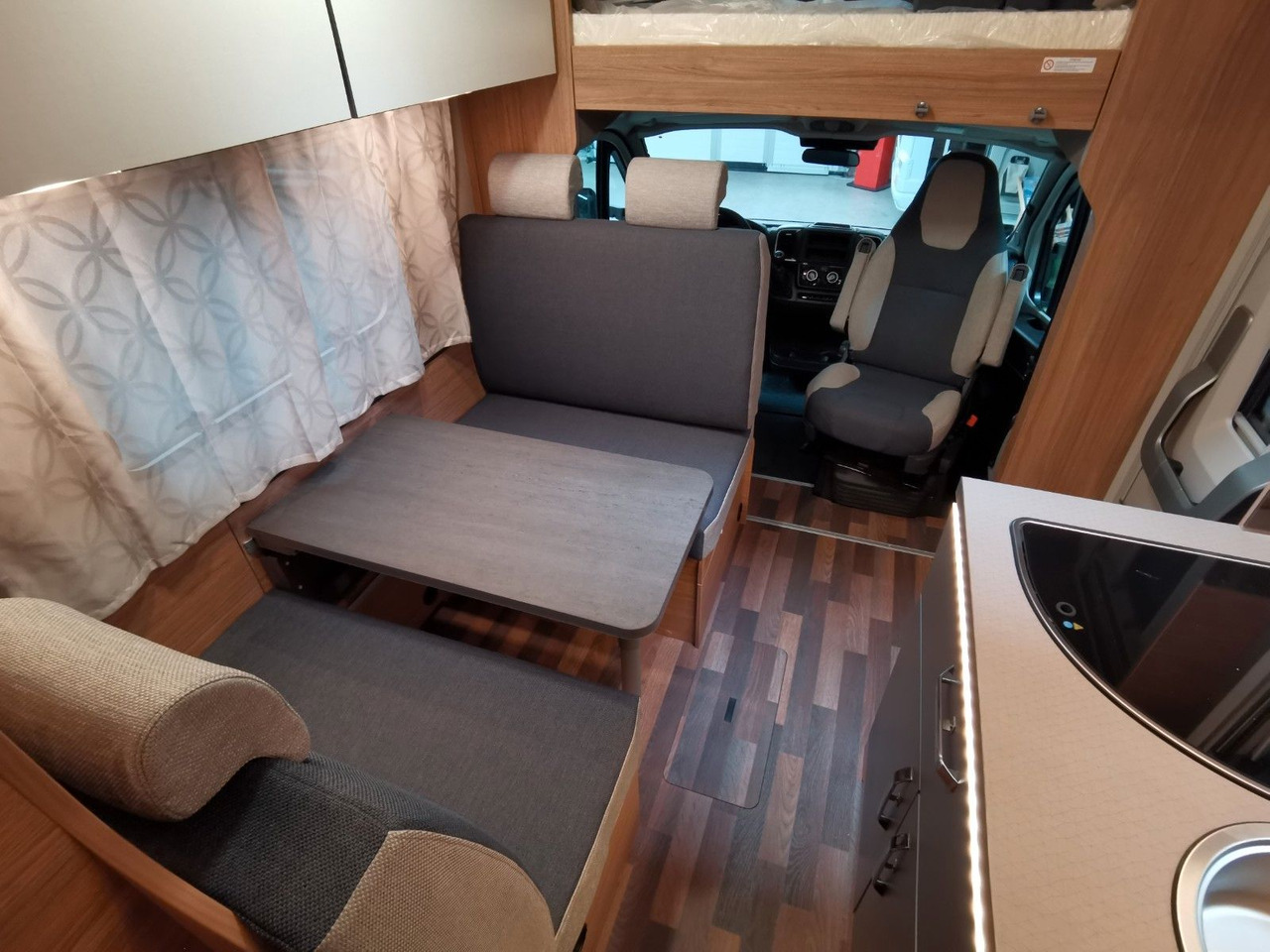 Альковный автодом Weinsberg CARAHOME 650 DG / 140 PS /  TOP - AUSSTATTUNG: фото 17