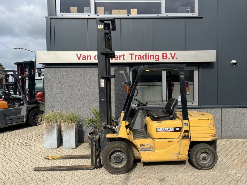 Caterpillar FD30 - Дизельный погрузчик: фото 1 Caterpillar FD30 - Дизельный погрузчик: фото 1