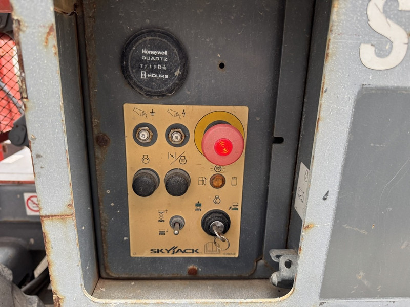 Ножничный подъемник Skyjack SJ 6826RT Schaarhoogwerker / Scissor / Arbeitsbuhne 2015 4X4 Kubota Diesel 10M Werkhoogte: фото 11