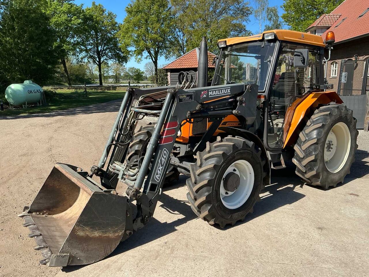 2001 RENAULT R3222CA FOUR WHEEL DRIVE FARM TRACTOR - Трактор: фото 1 2001 RENAULT R3222CA FOUR WHEEL DRIVE FARM TRACTOR - Трактор: фото 1