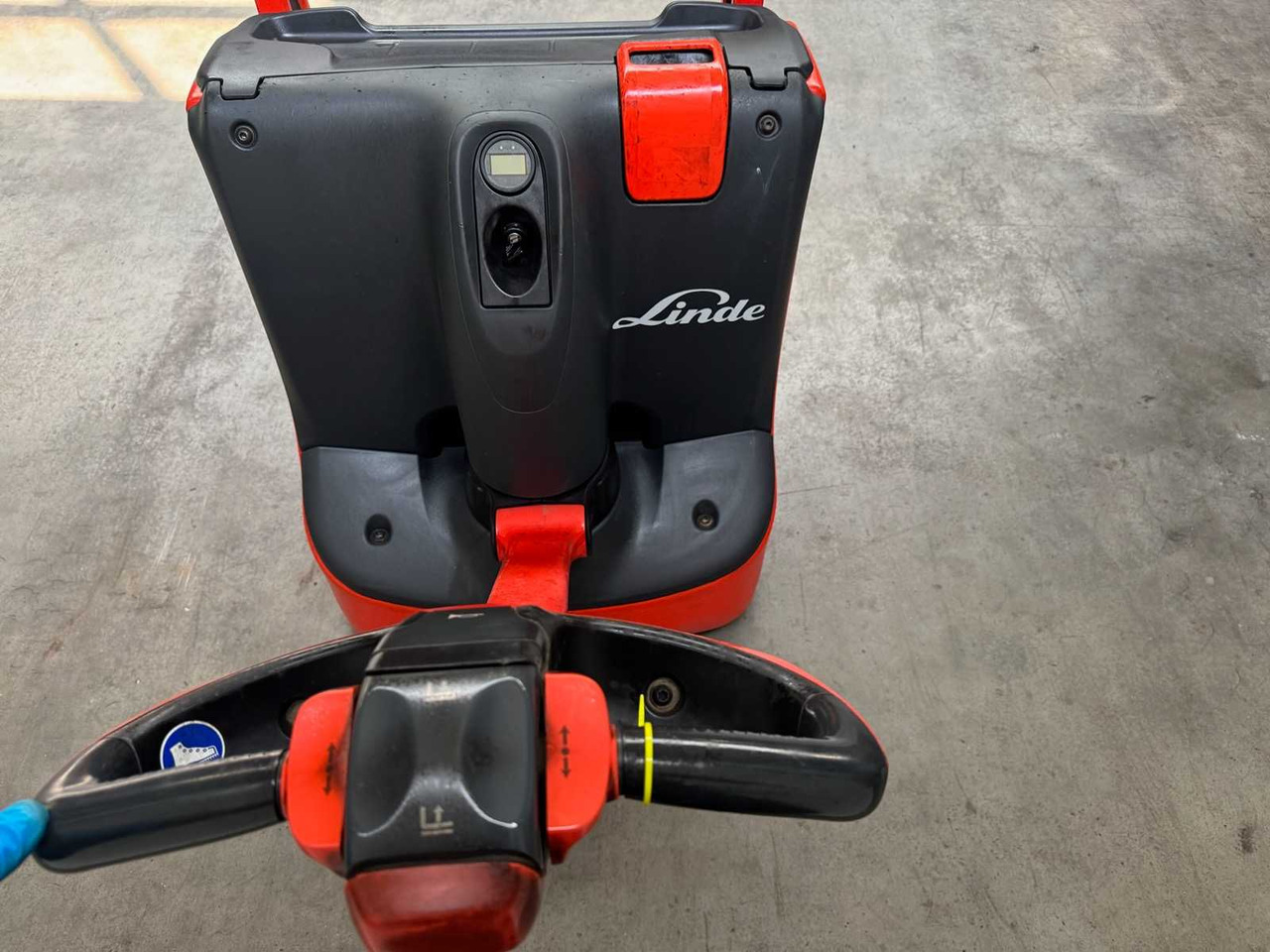 2011 LINDE ROTOBATT BATTERY REPLACEMENT PALLET TRUCK STACKER ANT 2,115 HOURS - Вилочный погрузчик: фото 5 2011 LINDE ROTOBATT BATTERY REPLACEMENT PALLET TRUCK STACKER ANT 2,115 HOURS - Вилочный погрузчик: фото 5